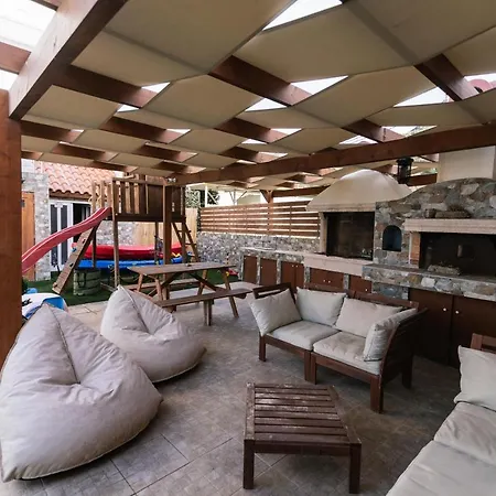 Front With Swimming Pool فيلة *