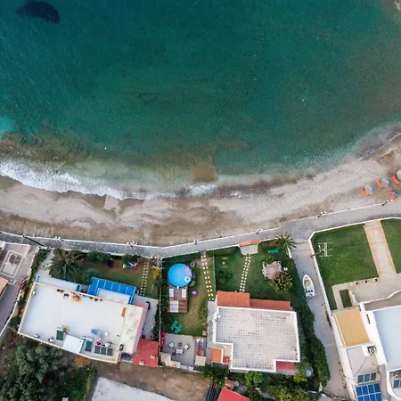Front With Swimming Pool فيلة *
